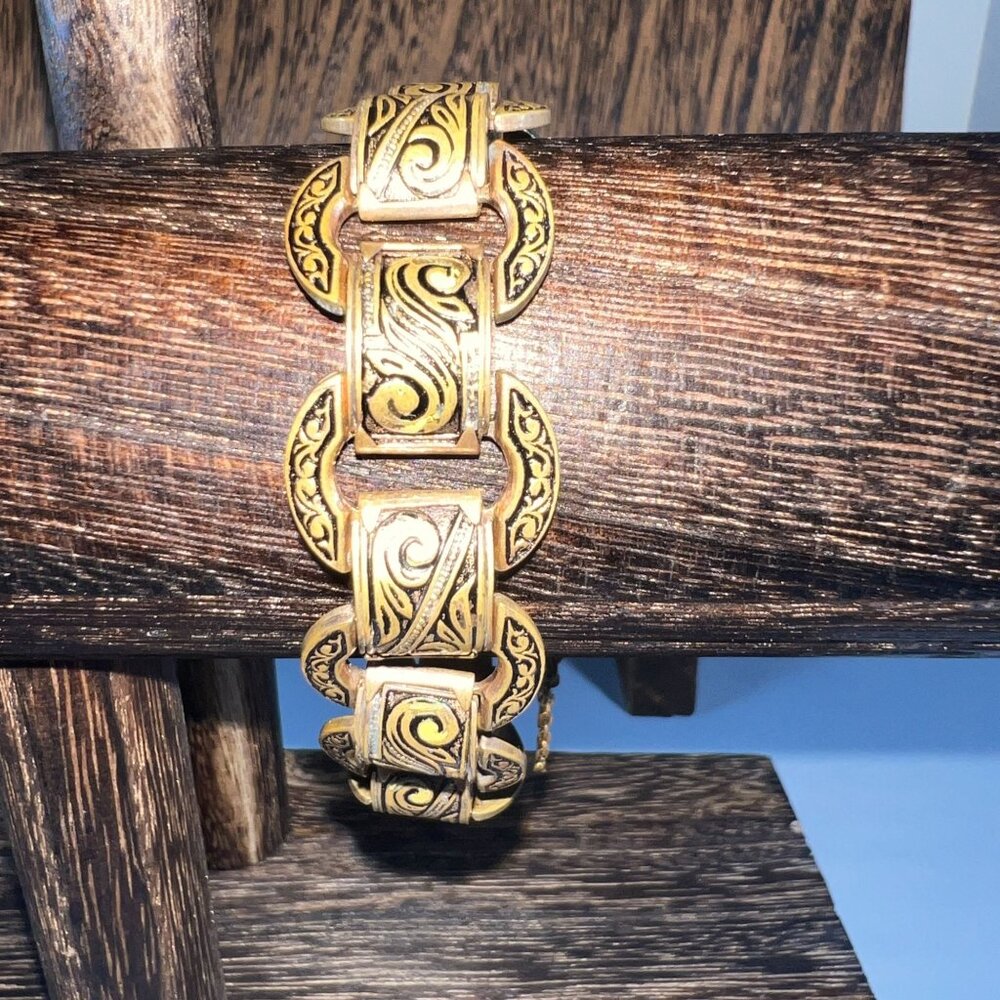 Vintage Gold-Tone Scrollwork Link Bracelet With Chain Clasp